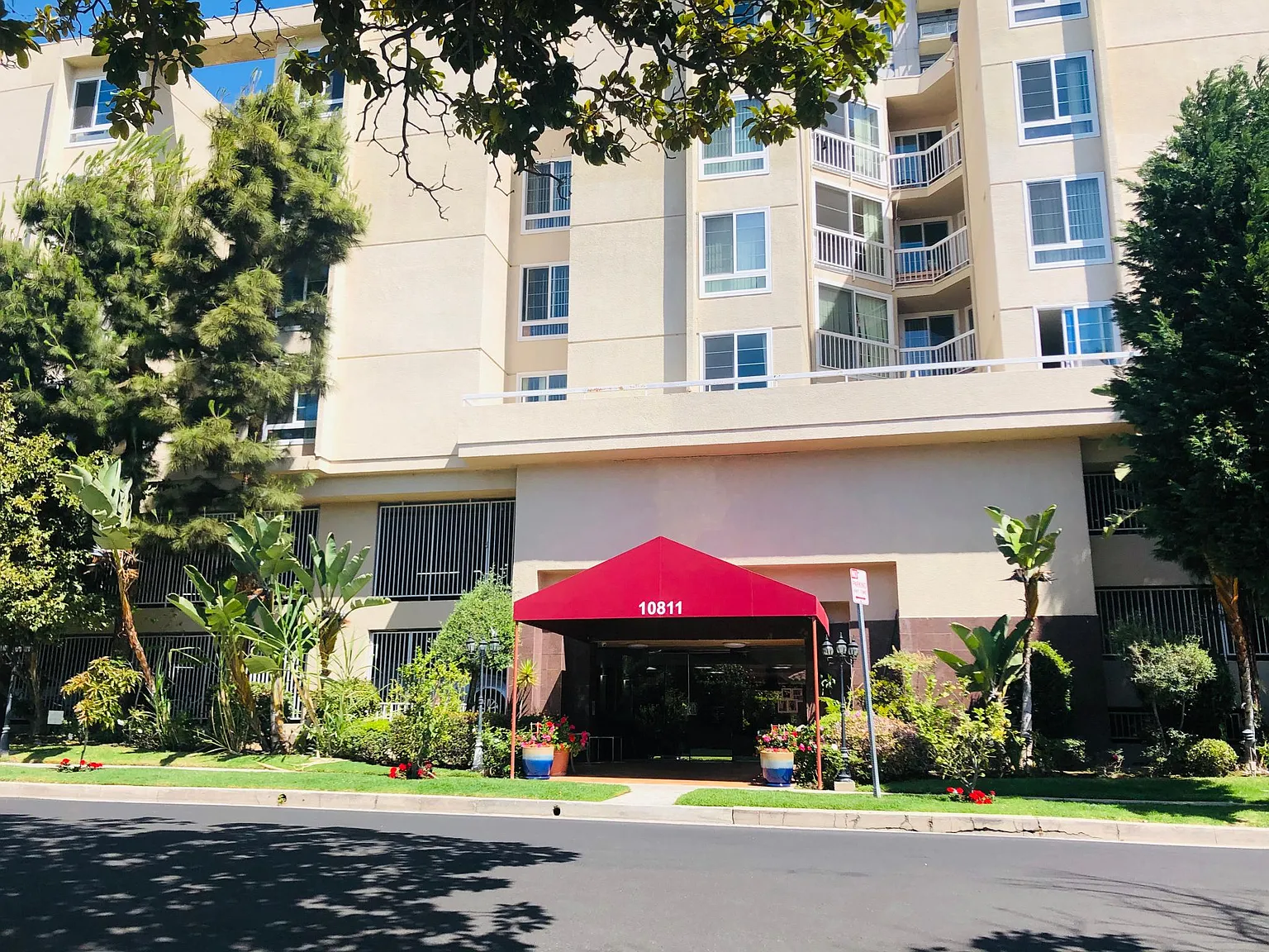 Wilshire Villa — Photo 1