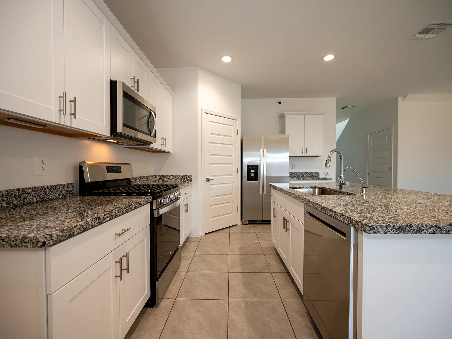 5 bed, 2522 sqft, $2,495 — Photo 4