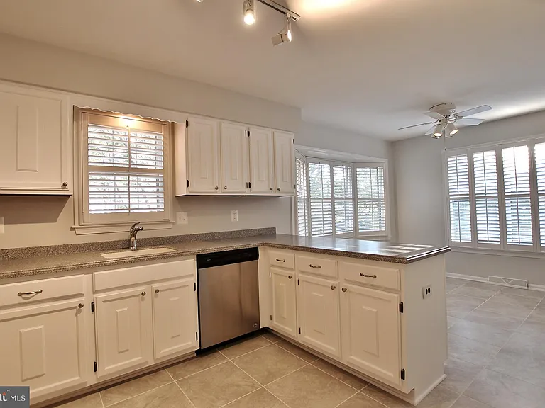7321 Mallory Ln — Photo 12