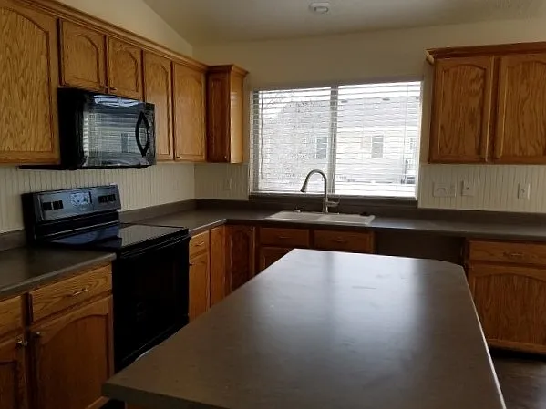 4 bed, 3.0 bath, 1962 sqft, $2,620 — Photo 3