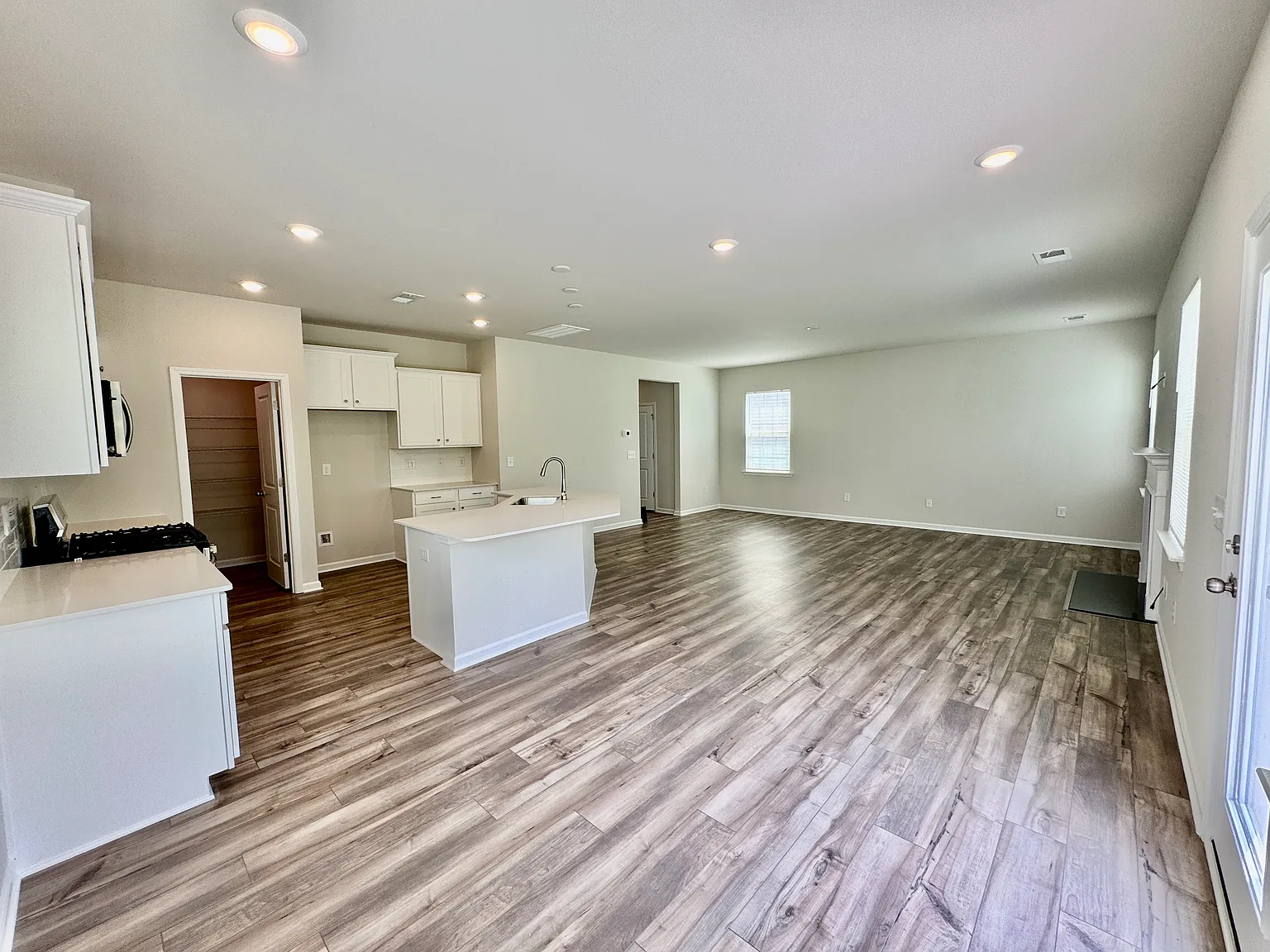 4 bed, 2.5 bath, 2169 sqft, $2,395 — Photo 4