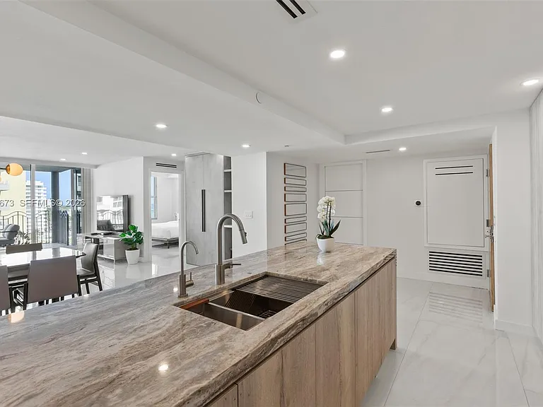 1500 Ocean Dr #1003 — Photo 11