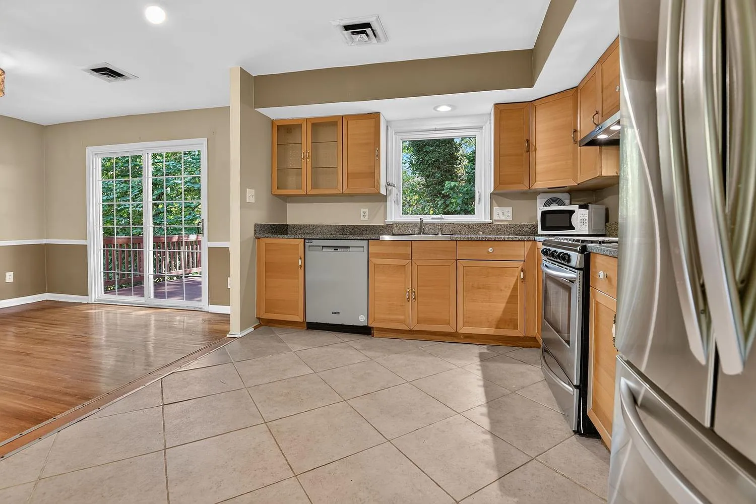 5 bed, 2456 sqft, $3,995 — Photo 4