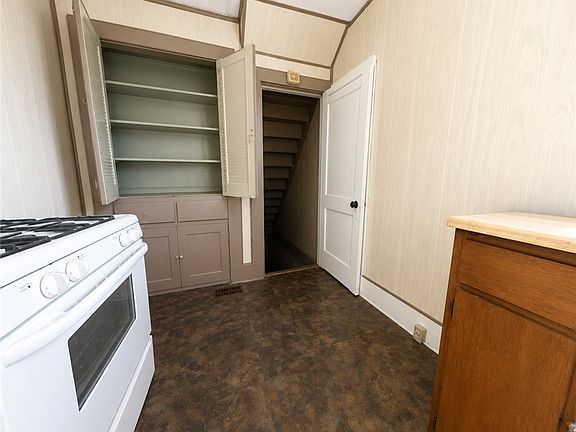 4th image of 107 E 1st Ave
