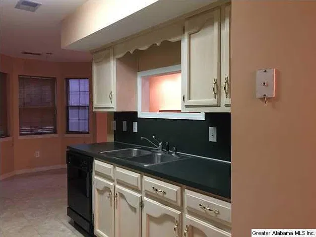 3 bed, 2.5 bath, 1600 sqft, $1,600 — Photo 3