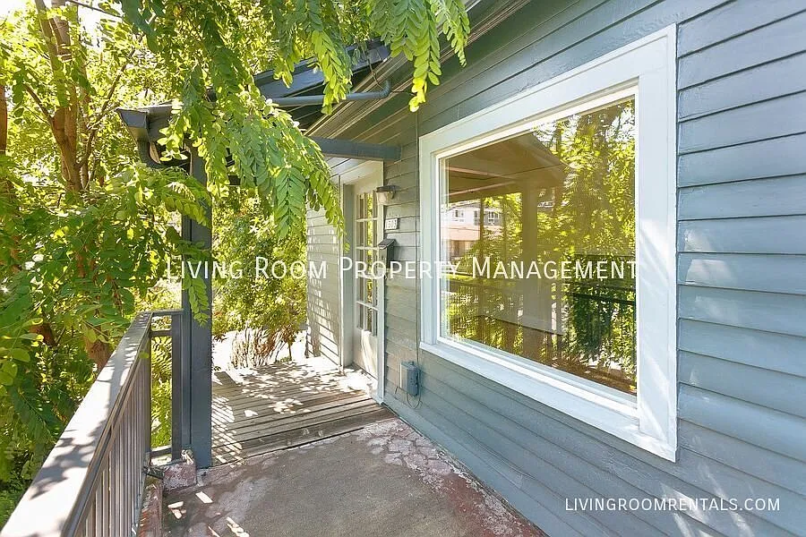 Spacious Buckman Duplex With An Attached Garage — Photo 3