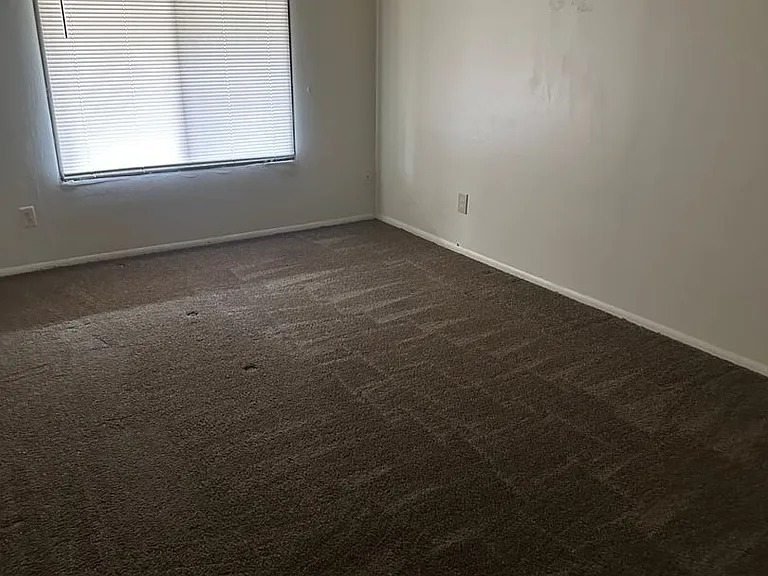 912 Feather Dr — Photo 3