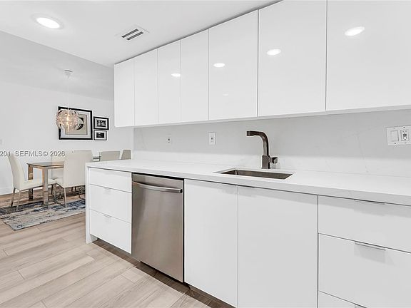 5th image of 300 Bayview Dr APT 214