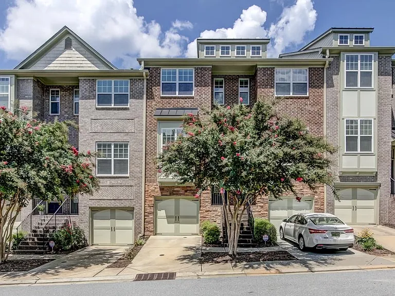 2027 Cobblestone Cir NE — Photo 1