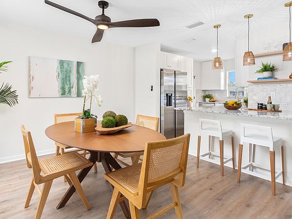 4th image of 343 Casuarina Cir
