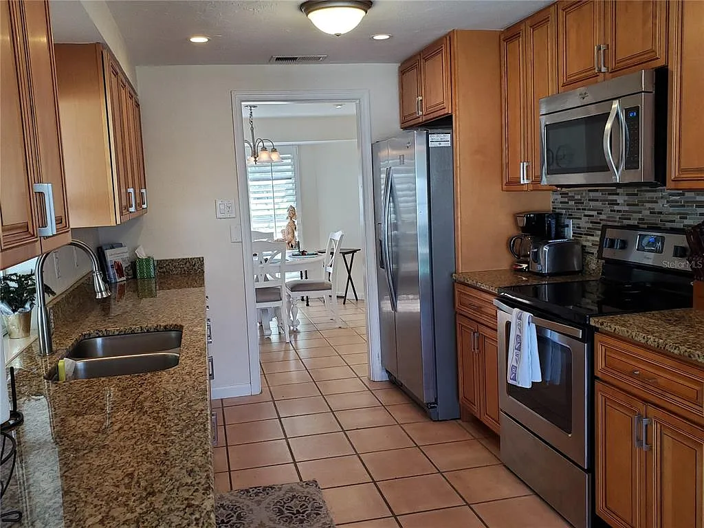 3 bed, 2.0 bath, 1407 sqft, $3,000 — Photo 3