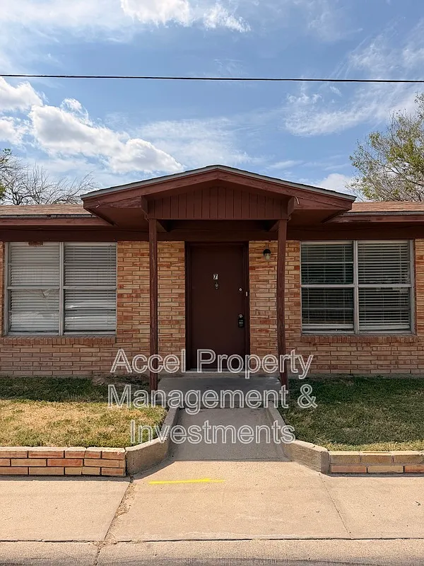 2 bed, 1.0 bath, 868 sqft, $575 — Photo 1