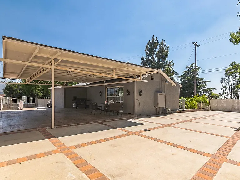 10304 Marcus Ave — Photo 21