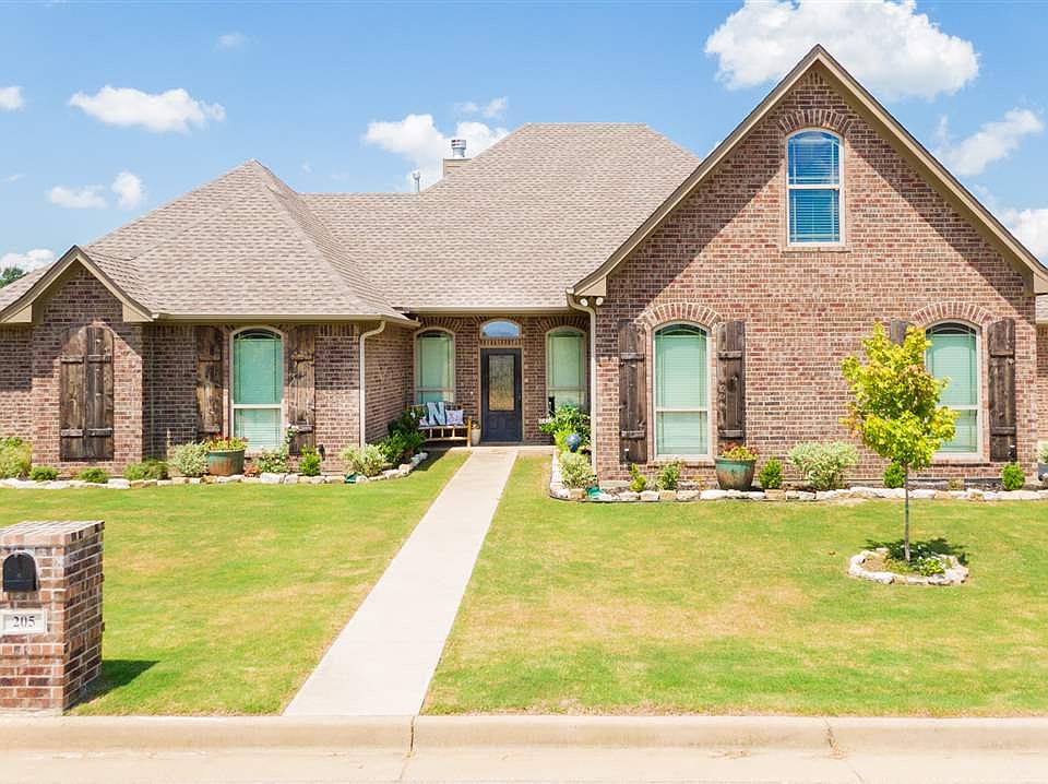 1st image of 205 New Braunfels Ln