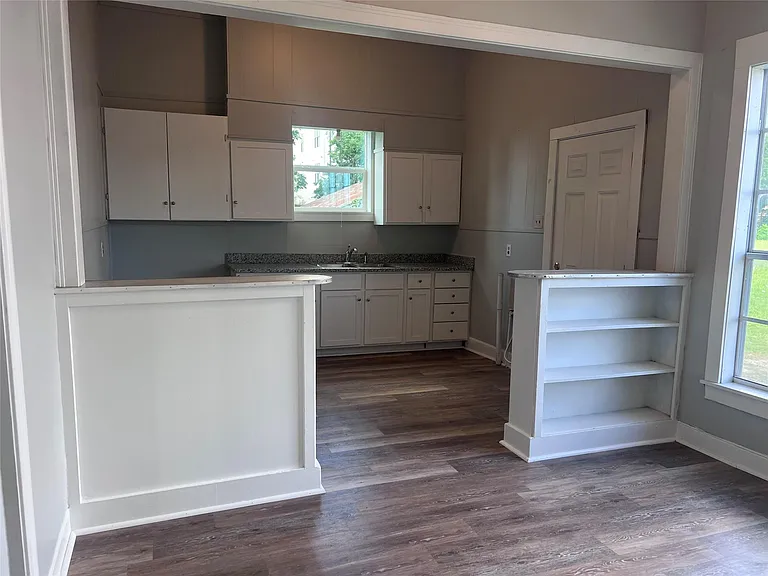 501 W Caney St — Photo 4