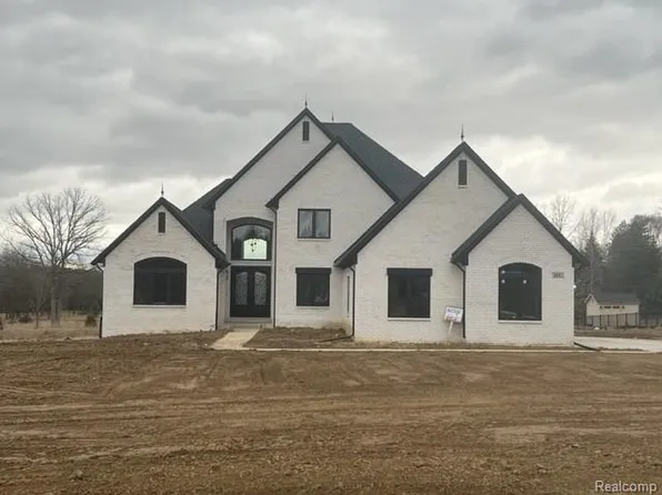 1 Bur Oak Ln, Oakland, MI 48363