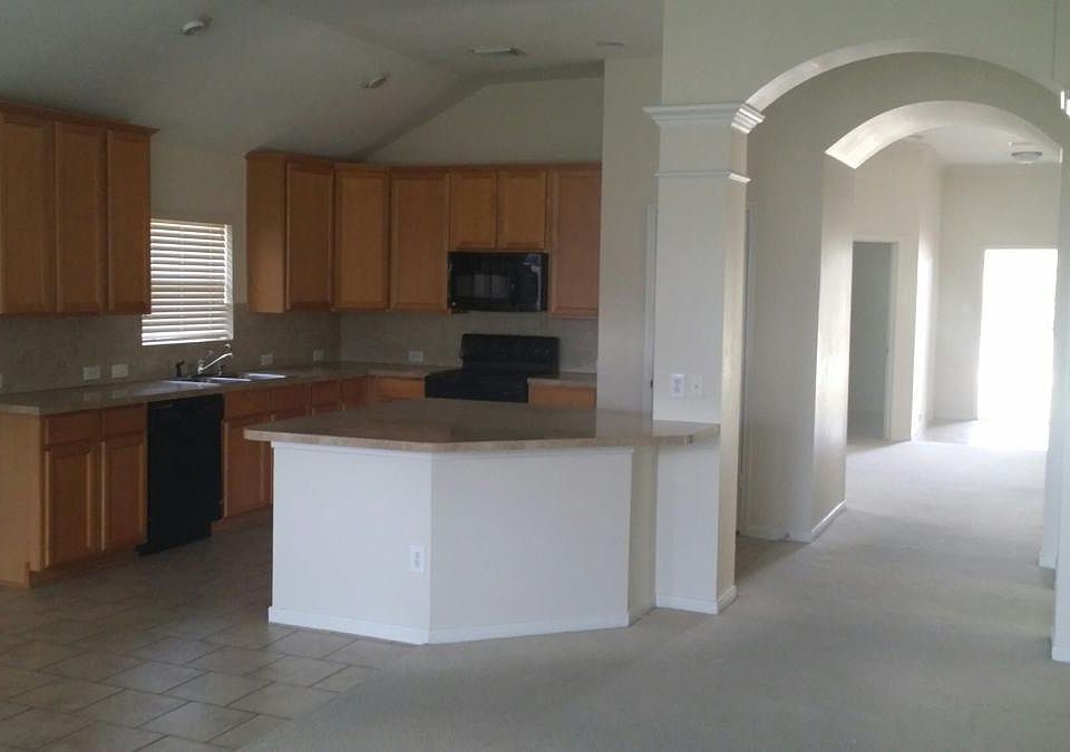 Open kitchen & breakfast nook