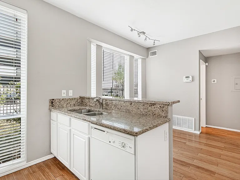 2002 N Fitzhugh Ave #2 — Photo 2
