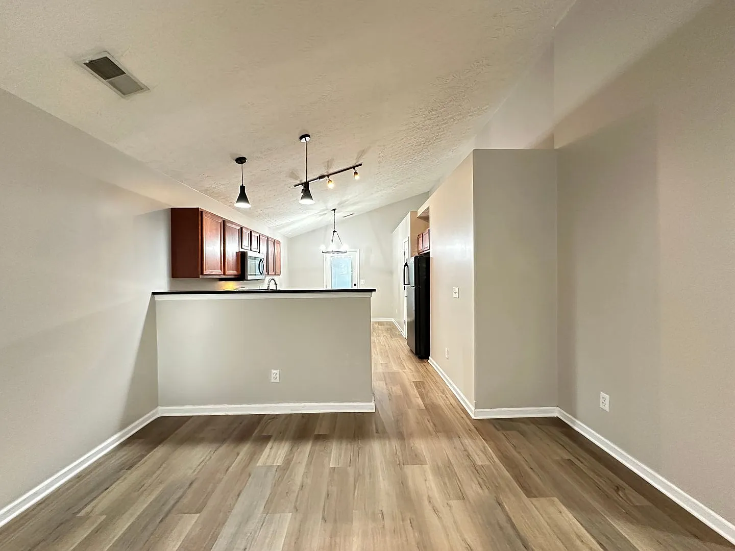 Recently Renovated! Lovely Home in Masterson Station! New Flooring, Granite Countertop. — Photo 3