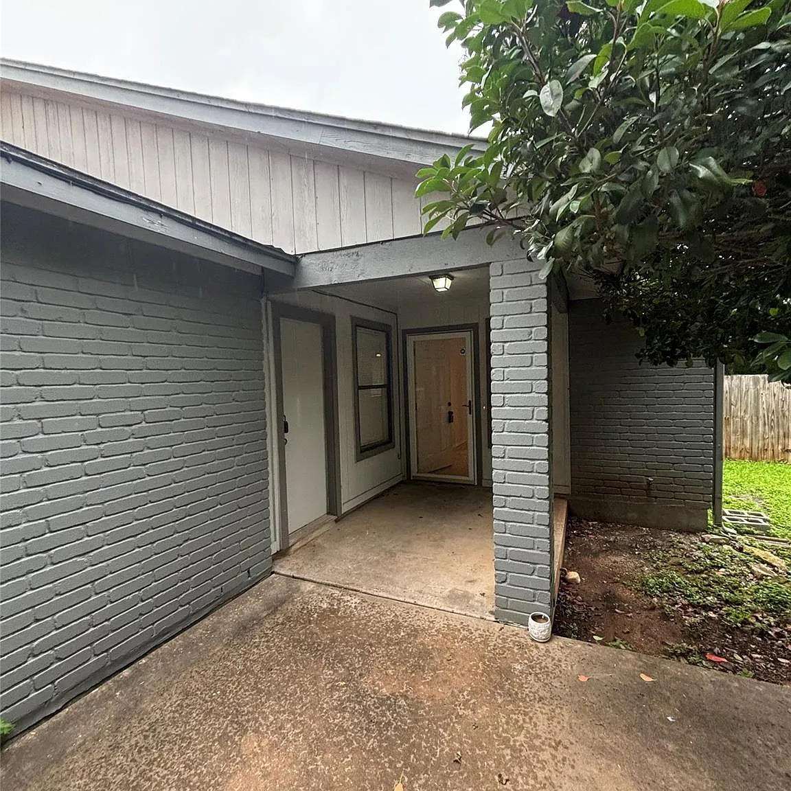 2 bed, 2.0 bath, 1968 sqft, $1,200 — Photo 2