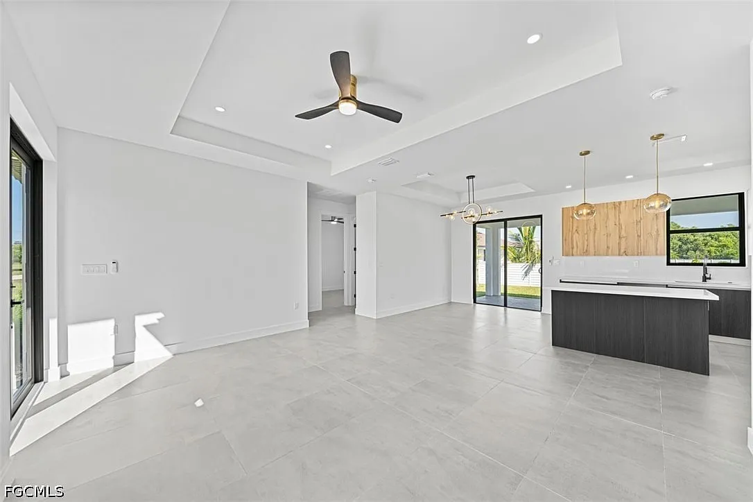 3 bed, 2.0 bath, 1387 sqft, $2,200 — Photo 2