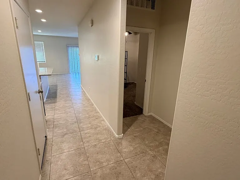36439 W Pampoloma Ave — Photo 7