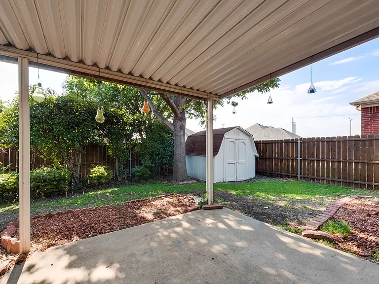 806 Ashley Ln — Photo 16