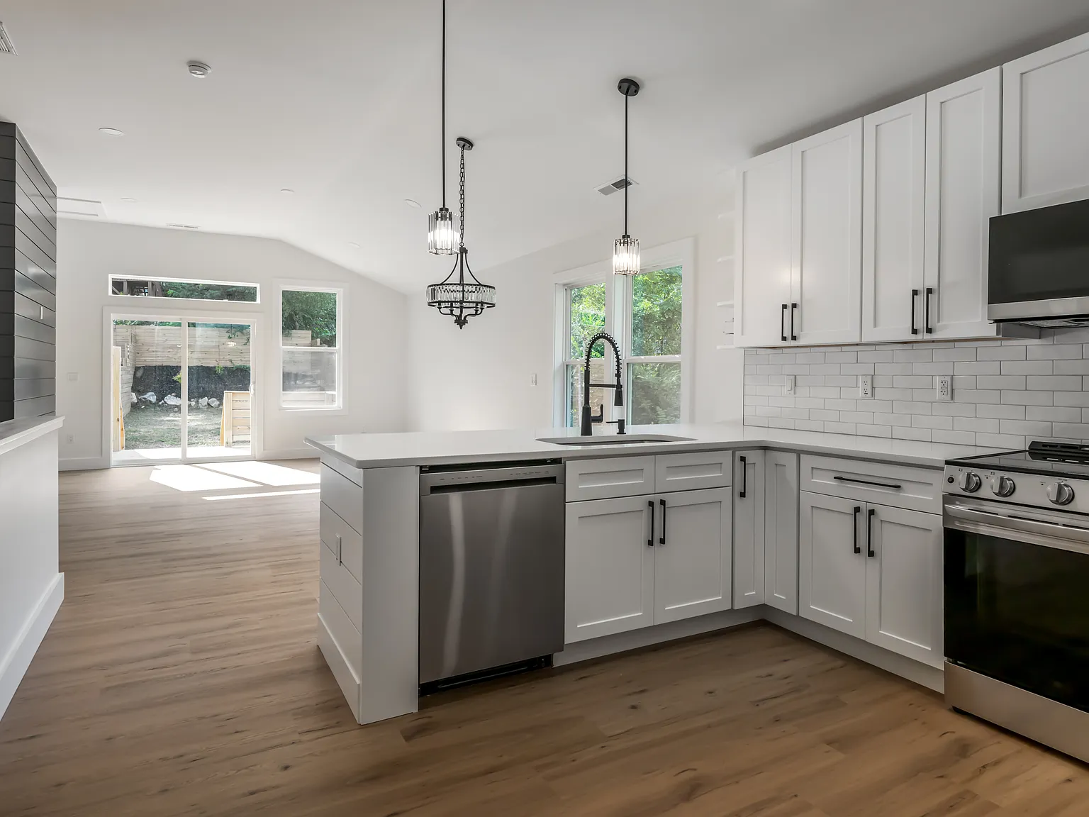 3 bed, 2.5 bath, 1592 sqft, $2,395 — Photo 4
