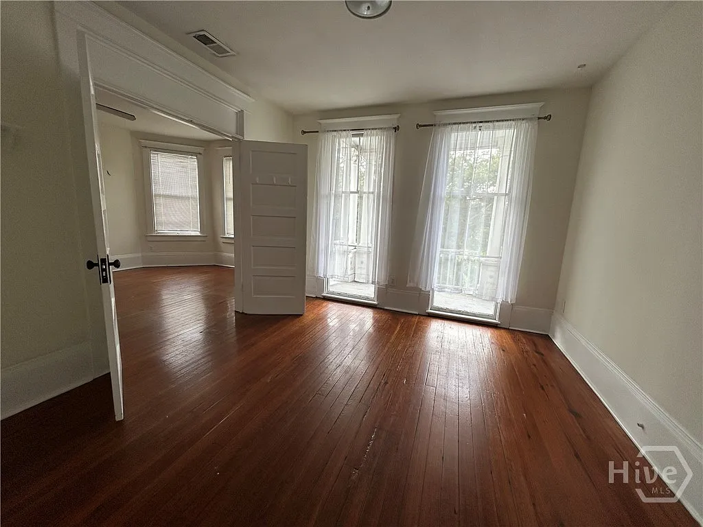 3 bed, 1.0 bath, 1000 sqft, $2,800 — Photo 4