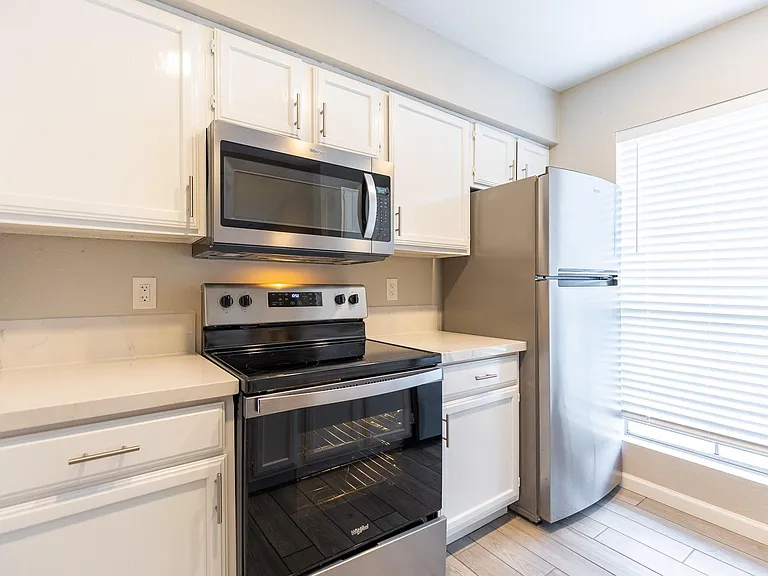 3900 Woodchase Dr #13 — Photo 5