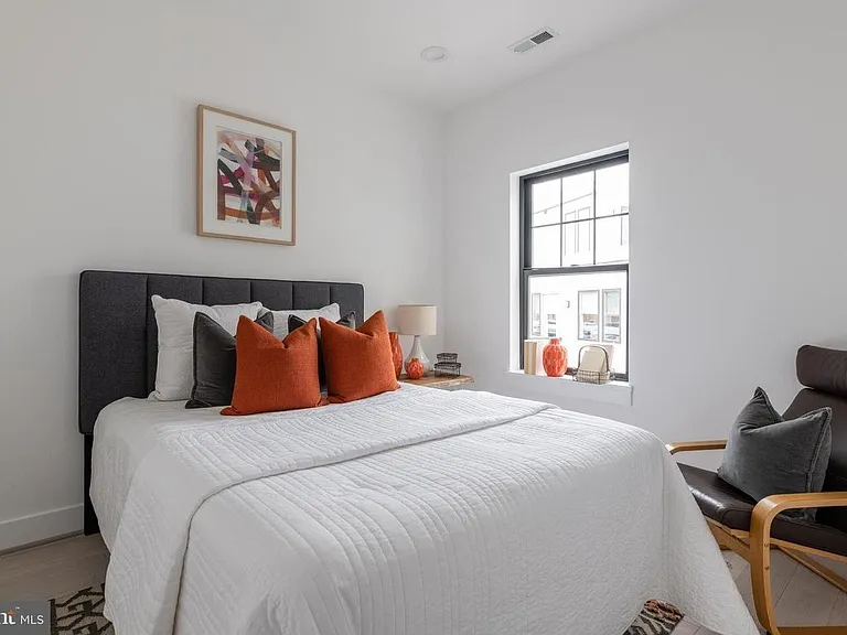 1411 Oak St NW — Photo 9