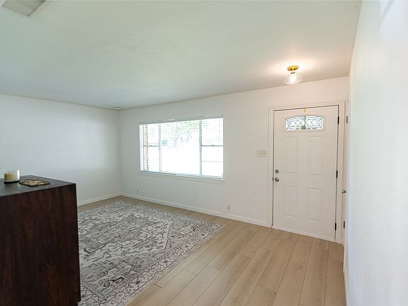4th image of 2814 Silvermeadow Ln