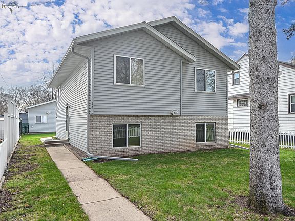 2nd image of 420 32nd Ave N
