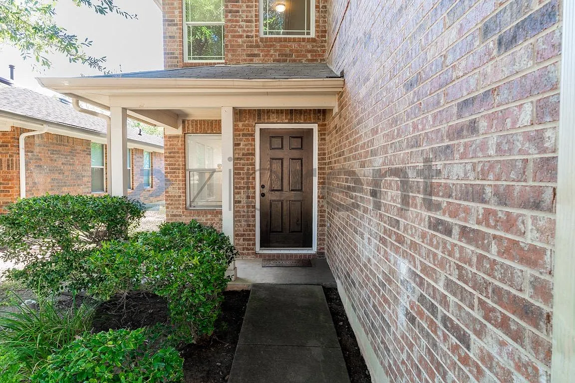 5 bed, 2423 sqft, $2,395 — Photo 1