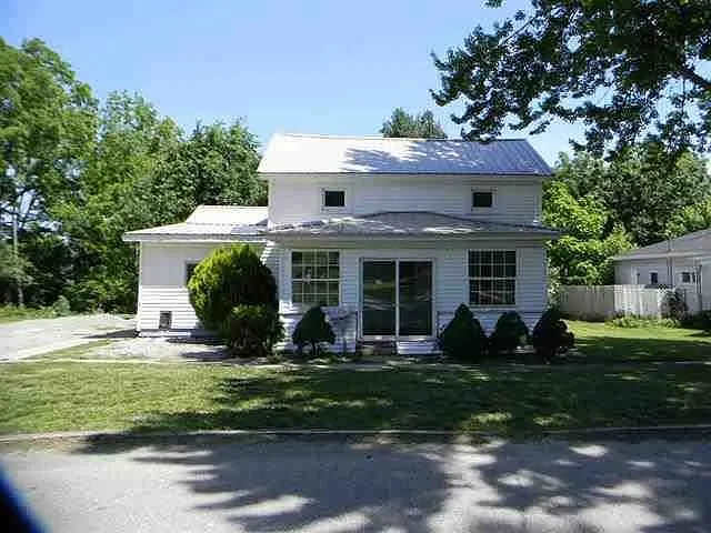 111 E Lake St photo 1