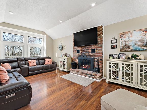 5th image of 601 Burning Tree Ct