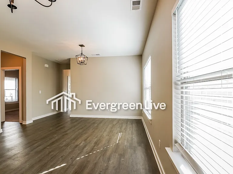 163 Park Dr N — Photo 3