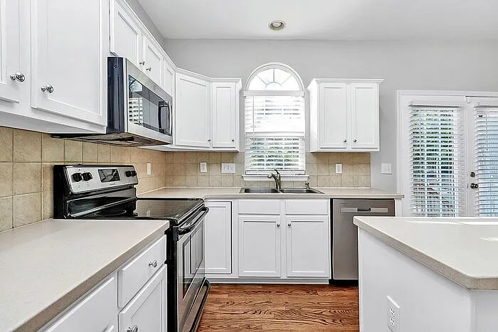 9101 Dartington Ln — Photo 10