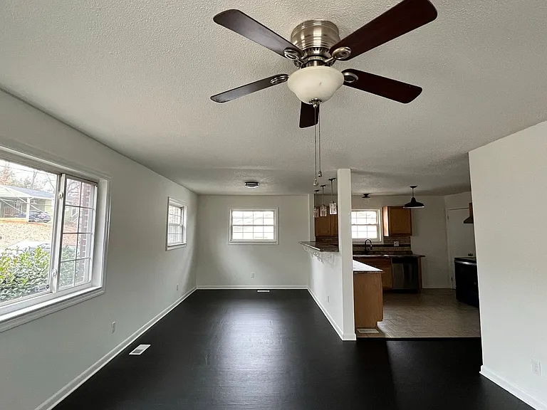 712 Moore St — Photo 3