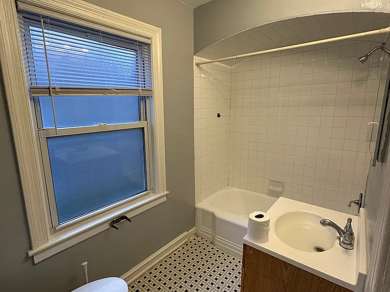 242 N Mayfield Ave #2W — Photo 4