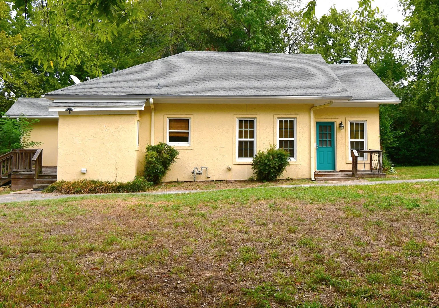 Charming 2 Bedroom, 2 Bath Home - Water & Trash Included! — Photo 4