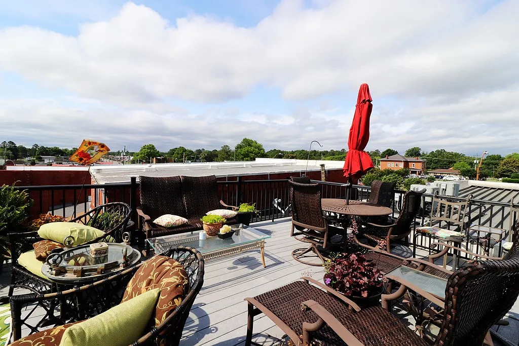 2 bed, 2400 sqft, $2,200 — Photo 3