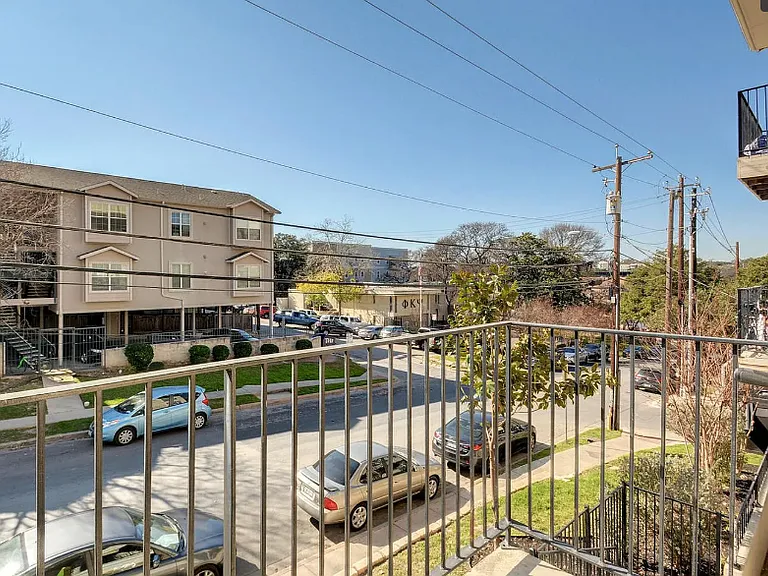 2500 Leon St #202 — Photo 4