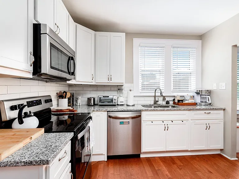 1509 W Clark St — Photo 21