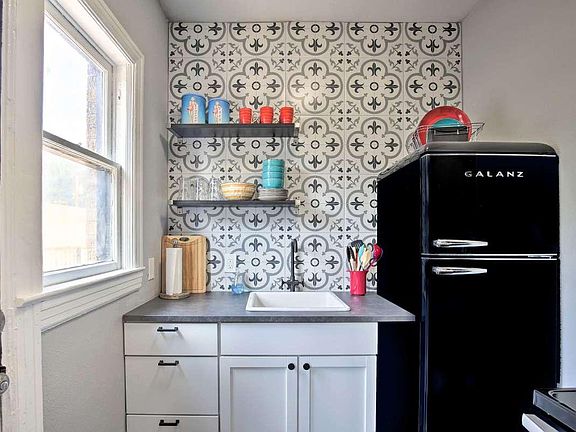 4th image of 209 E Rosewood Ave #5