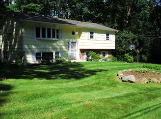 5 Hamilton Ln, Chestnut Ridge, NY 10977