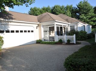 16 Chipping Norton Ln, Bedford, NH 03110