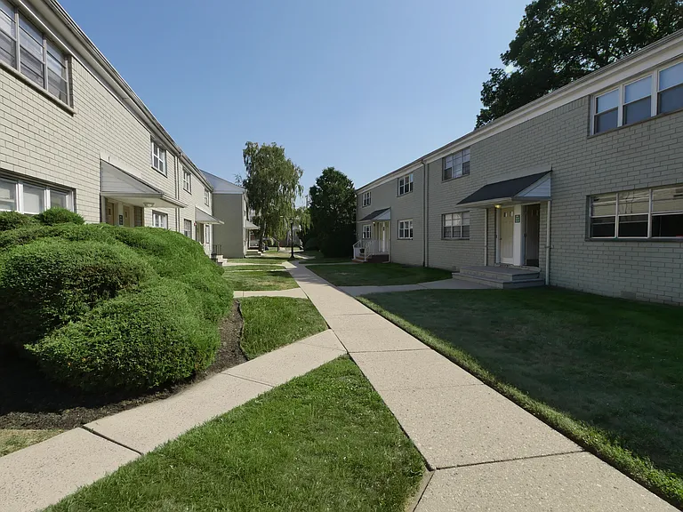 Outside courtyard for open-floor plan apartments for rent under $2000 in bergen county
