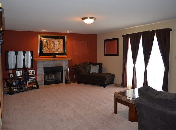 2nd image of 909 Laura Ln