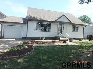1740 Mayfair Ave, Fremont, NE 68025